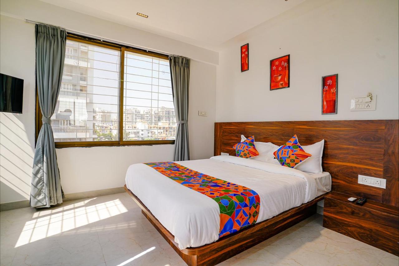 Fabhotel Crystal Inn - Nr Suvarndeep Chowk Pimpri-Chinchwad Extérieur photo